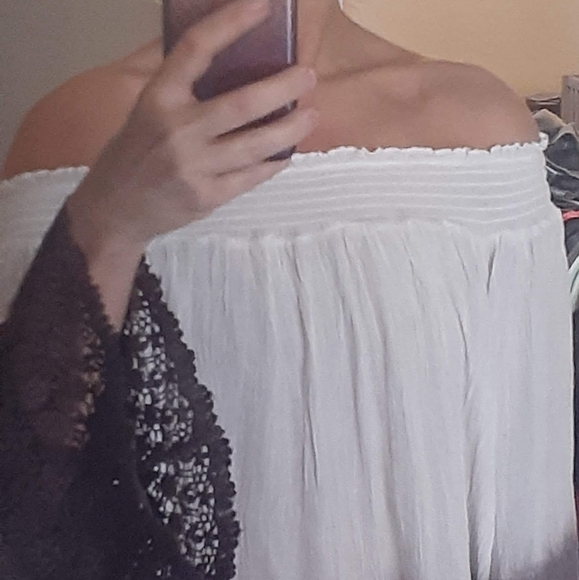 NWT Jr/Ms Off Shoulder Top - Picture 2 of 9